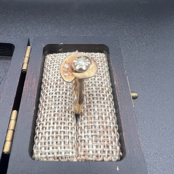 Gold Seashell shaped Diamond Ring Size is just under 6.5, Intricate Vintage Deta - Picture 5 of 7